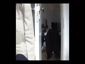 性感可爱传播她的腿，并显示她的阴部