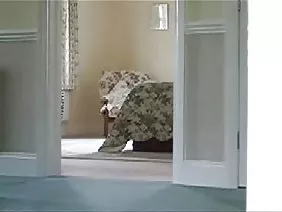 戴眼镜的荡妇给了农民一个好客的猫