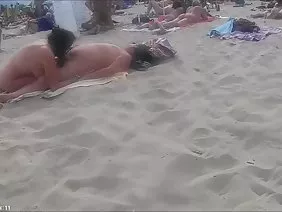 一个男人乱搞两个滑板黑发