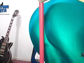巨大的爸爸撕下了微型荡妇