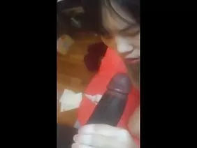 美丽的乳房的俄罗斯姑娘立刻与两个家伙发生性关系