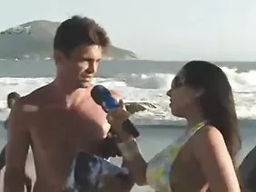 漂亮的女人对一个新的情人进行了深口交