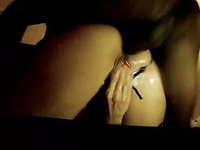 成熟的金发女郎和一个男人在泳池边发生性关系