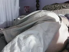 年轻的乌克兰女孩疯狂地自慰在摄像头上