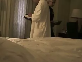 热的荡妇在她的阴户中服务两个男人