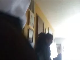 穿着高跟鞋的女孩被她担心的情人擦了擦