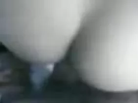 年轻的金发女郎被两个强壮的家伙操