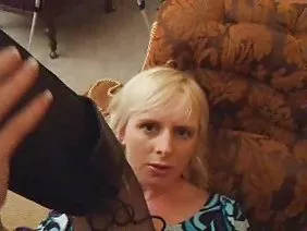 抽泣的笨蛋乱搞一个郁郁葱葱的女性