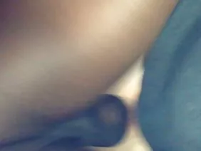 俄罗斯小鸡他妈的男孩和cums在她的阴户