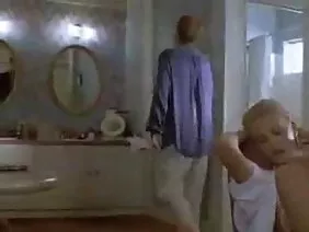 当她的妈妈在洗澡时，逗人喜爱的金发碧眼的女人想要操一个人