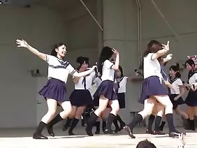 从两个树干男人性交的小母鸡