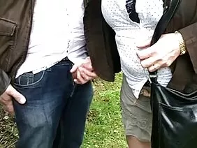 丰满的金发女郎的嘴巴工作,并获得暨