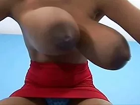 俄罗斯美女在两个树干里很难干