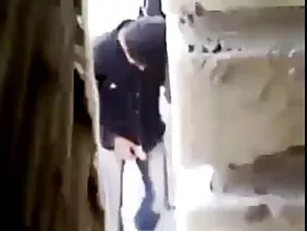 两个成熟的女士和年轻人一起玩