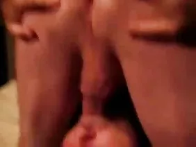 在铸造和精子上的性交俄罗斯降低到她的裂缝