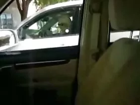 油煎在公鸡的倾吐的小鸡和倾吐在她的卷的蛋糕