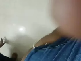 两个顽皮的小牛在屁股中撕裂了一个男性