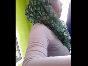 一个男人热情地用多汁的金发女郎