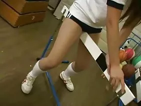 兄弟引诱年轻的妹妹做爱,并乱搞她的暨里面