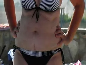 一个漂亮的身材的女孩跳上她的朋友