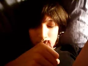 年轻的女同性恋者在洞里玩性玩具