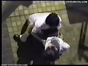 呻吟的黑发让她的阴部更深