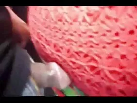 年轻学生积极地在沙发上操