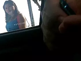 被轰炸的女佣用strapon上演同性恋性行为