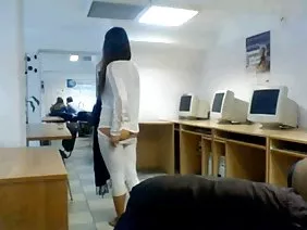 两个女性拍摄自拍杆他妈的与一个人