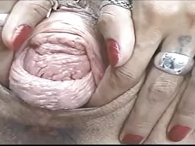 性感的女孩在阴户中撕裂她的阴户