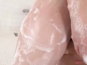 在一张豪华床上的性交的逗人喜爱的母狗