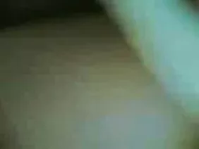 孤独的肚皮女人抚摸她在床上的kliter