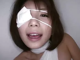 漂亮的宝贝在婴儿床里吮吸和抽搐男人的家伙