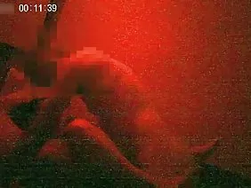 甜美的黑妞在凸轮上抽出男人的家伙
