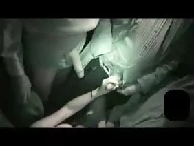 粗鲁的家伙热情地性交瘦女友
