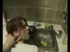 派对者在俱乐部的厕所里乱搞一个女孩