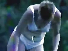 淫荡的婊子用双手给男孩带来快乐