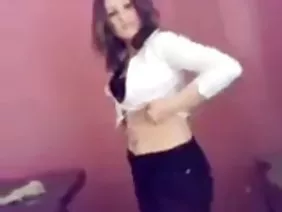 哥哥觉得胸部和阴蒂睡觉的妹妹