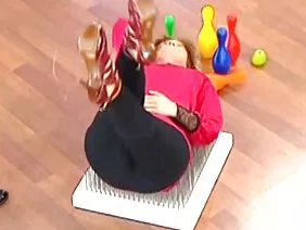 坚强的男孩在洞里撕开了脆弱的女孩