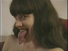 在白色丝袜的年轻小鸡击中了在阴部的一个鸡巴