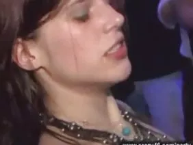 金发女郎眨了眨眼睛，拉进了她的嘴里