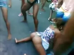 醉胖的母亲撕毁了年幼的儿子