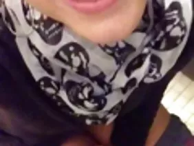 在她的嘴里加热青少年小鸡和cums