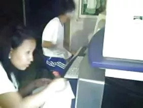 丰满的妓女用猫取悦她的阴部