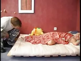 细长的俄罗斯美女在洞里抢了一个厚厚的鸡巴