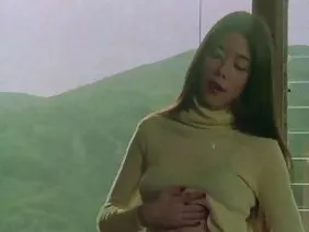 年轻女士互相戏弄年轻的帽子