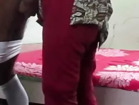 这位女士对一个男人的家伙表演加拿大口交