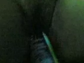 有华丽的胸部的房子工作者在没有脱掉她的内裤的猫捣了