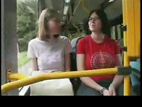 美丽的俄罗斯女同性恋者在厨房里舔洞