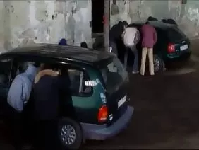两个女同性恋者在浴室里玩恶作剧